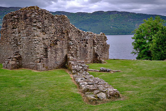 Urquhart Castle is sited on Loch Ness and protects both the Great Glen and the entrance to Glen Urquhart.
