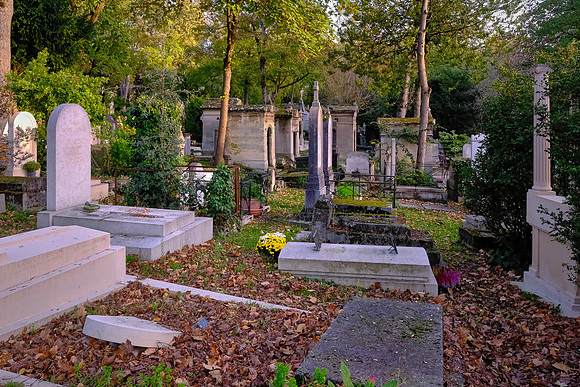 At the time of its opening, the cemetery was considered to be situated too far from the city and attracted few funerals.