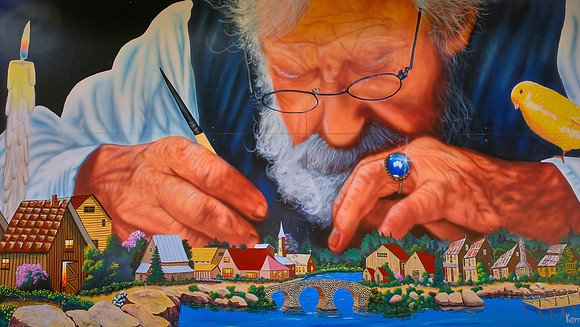 From the mid‑1980s, dozens of large murals showing local history, people, and landscapes were added.