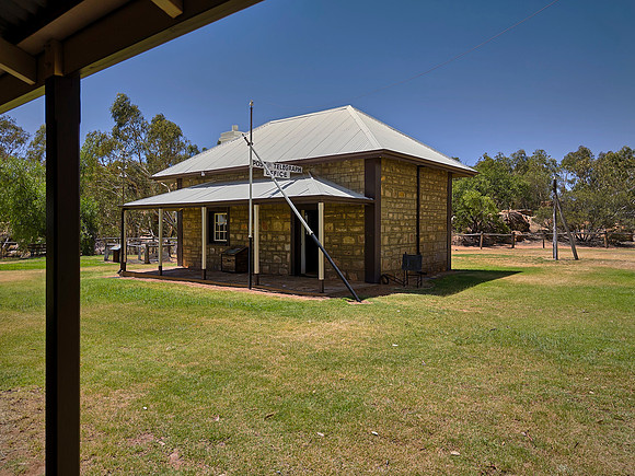 There are no springs in, or near, Alice Springs.