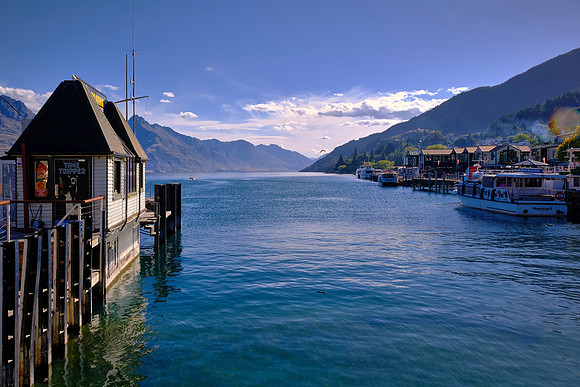 Queenstown sits on the shores of Lake Wakatipu, a long, S‑shaped glacial lake in the Otago region of the South Island.