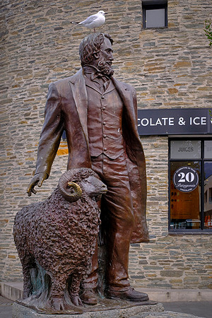 William Rees (1827-1898) had a sheep farm where Queenstown is today and is recognized as the city's founder in the 1860s.