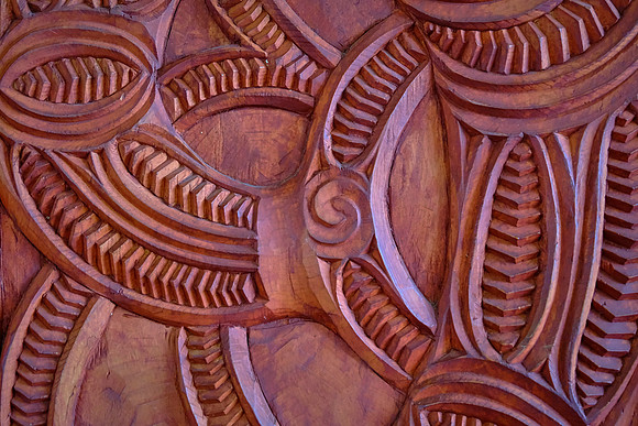 The circular spiral motif represents to the Mäori new life, growth, and rejuvenation.