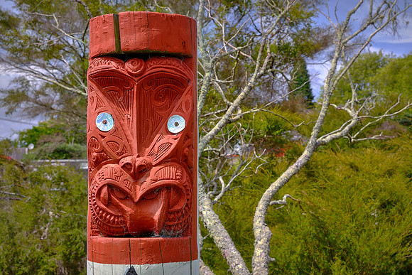 This Tekoteko stands in front of the Mäori meeting house to watch over the building and represents ancestral power.