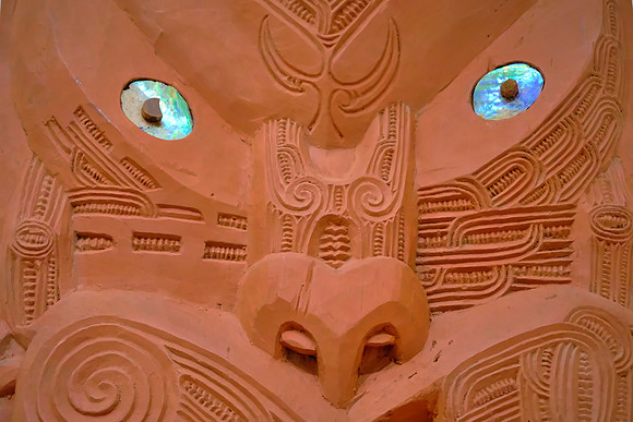 Like many Mäori wood carvings, this piece uses para shell for eyes that symbolize life force and watchfulness.