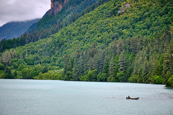 The area is home to the Chilkat Bald Eagle Preserve covering about 49,000 acres.