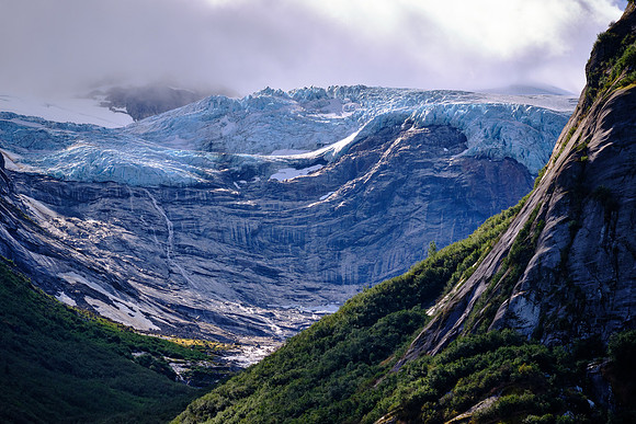 The summer snowline on the glacier has climbed from 1,100 meters in 1985 to a record high of 1,500 meters.
