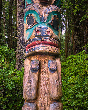 Alaska totem poles and a temperate rain forest provide spectacular scenery along the park's coastal trail.