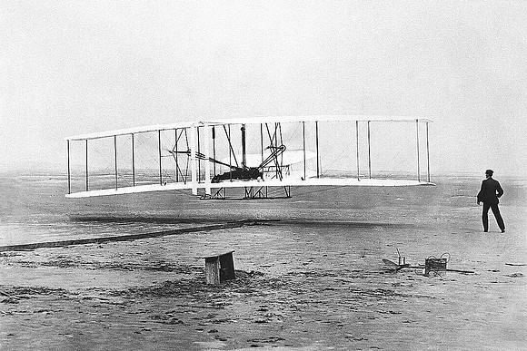 Wilbur and Orville Wright from Dayton, Ohio, achieved in Kill Devil Hills the first successful airplane flight in the world on December 17, 1903.