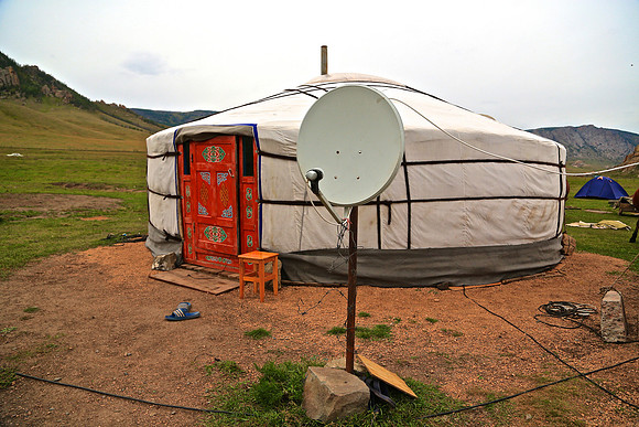 Nomadic cattle-herding family ger