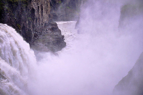The falls are 575 feet wide.
