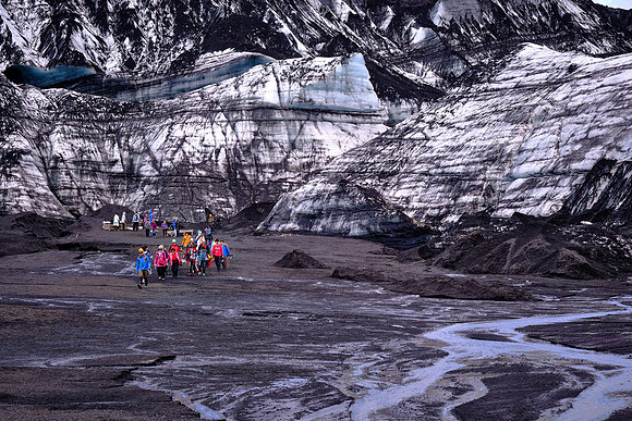 The ice cap is more than 2,300 feet thick and shows glacial mass wasting.