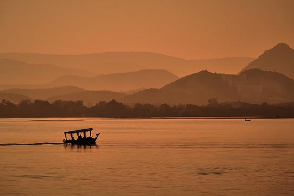 22.2018 October 30.  Lake Pichola, Udaipur, Rajasthan, India.