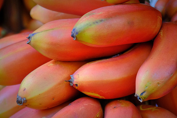 Red bananas strengthen immune system, aid heart health, improve eye & skin heath, ease digestion, and help with smoking cessation.