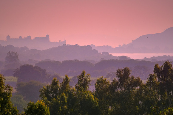 Sunrise over the City Palace and Lake Pichola, Udaipur, Rajasthan, India.