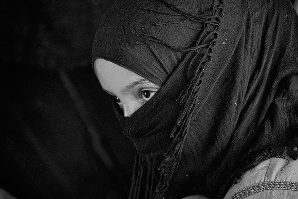 Nomad daughter-in-law spinning wool, Sahara Desert, Morocco