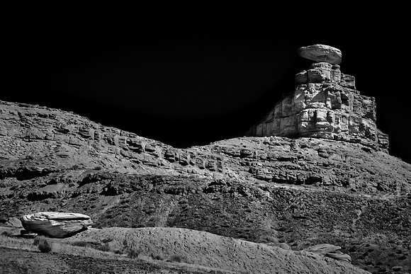 Mexican Hat, Utah: a sombrero-shaped rock outcrop 60 feet wide and 12 feet high.