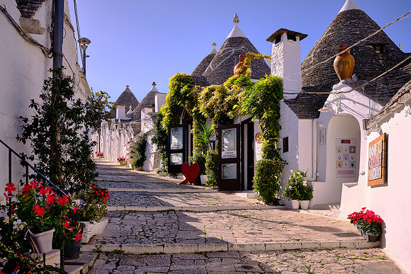 The code stipulated that dwellings be built without mortar.