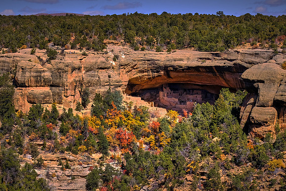 A population collapse occurred at the end of the 13th century, leaving sites like Cliff Palace abandoned and falling into ruin.