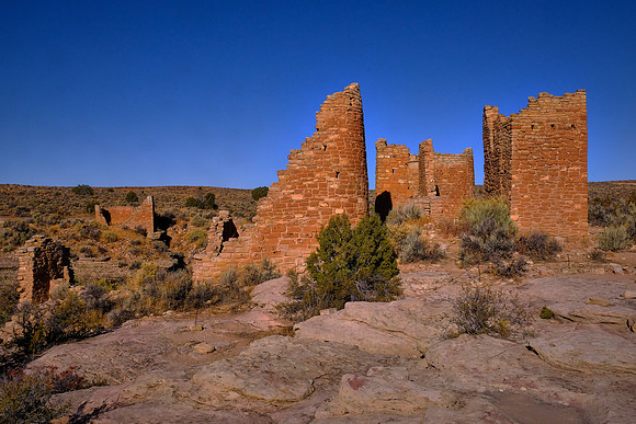 Pueblo buildings were built (750-900 A.D.) with stone, windows facing south, and in U, E and L shapes.