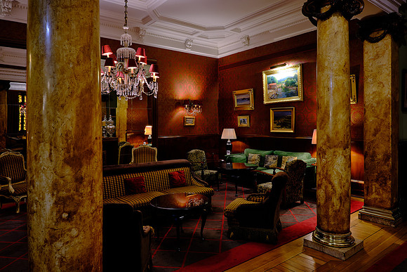 The Grande Hotel Do Porto is a mixture classical styles from 1880 with renovated facilities.
