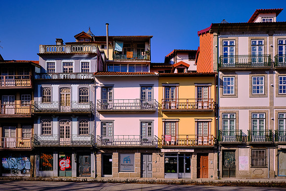 The period from 1498 to 1693 saw the building of grand houses, civic facilities, and city squares.