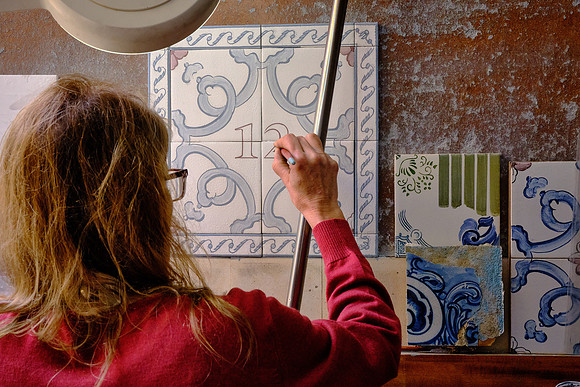 Tile artists created multi-colored variations that depicted militaristic or religious themes.
