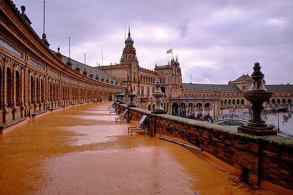 Today the buildings of the Plaza de España have been renovated for use as government offices.