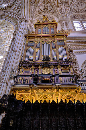 A major building project in the 16th century inserted a new Renaissance cathedral into the center of the building.