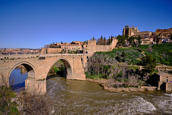 The Puente de San Martín is a 14th century bridge in Toledo with a span of 40 meters: very long at the time.