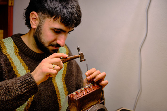 We visited a jewelry store famous for handmade artifacts.