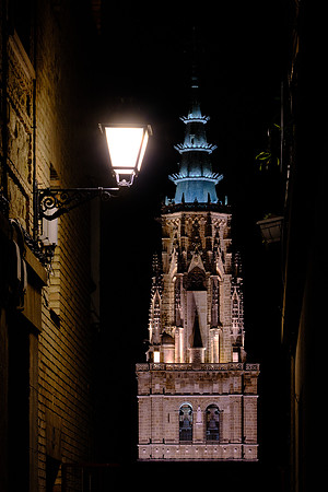 The structure is influenced by the French Gothic style of the 13th century, but adapted to Spanish taste.