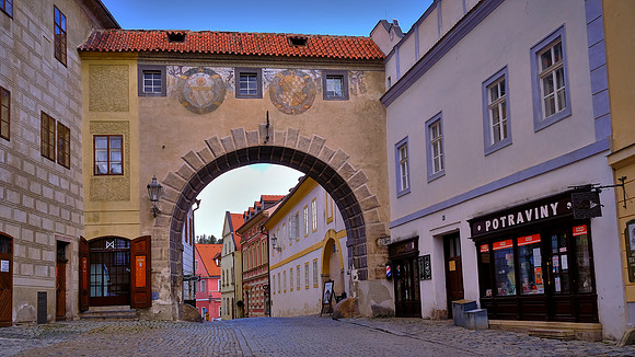 The name of the city comes from the German term "krumme aue" (crooked meadow).