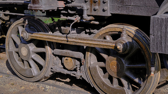 Similar to a Climax locomotive, Heisler's design featured two cylinders canted inwards at a 45-degree angle to form a 'V-twin' arrangement.