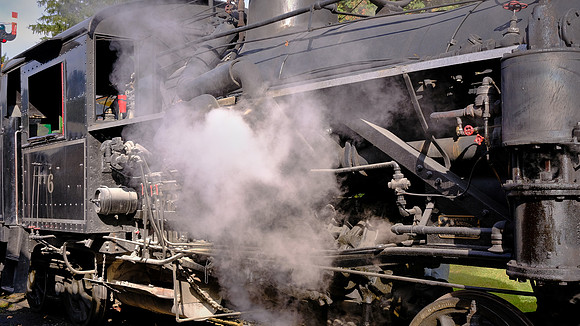 The inboard axle on each truck was driven from the outboard one by external side (connecting) rods.
