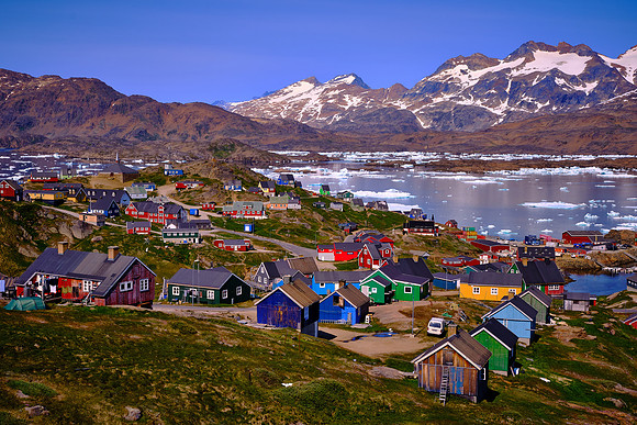 With a population of 2,000, it is the largest community on the eastern coast.