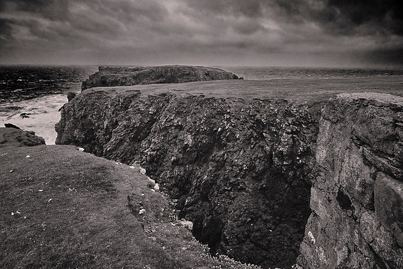 Calder's Geo is a large geo that cuts into the western black volcanic cliffs of Eshaness.