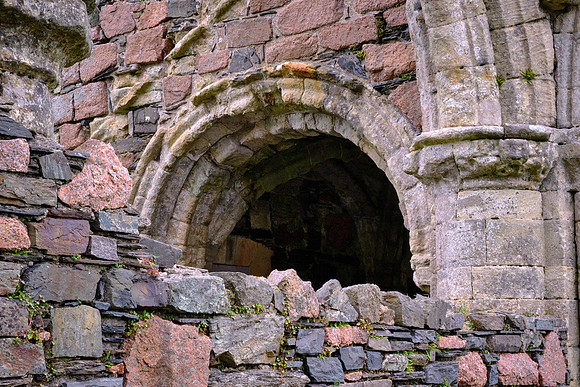 In the Iona Abbey museum, the headstone of prioress Anna MacLean (died in 1543), is on display.