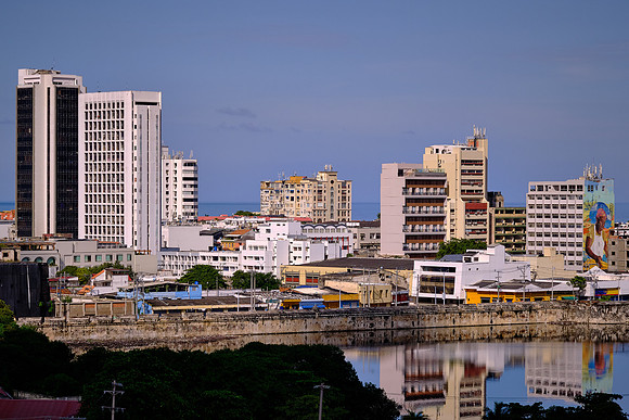 In the bay of Bocagrande there are famous hotels, high-end restaurants, and modern nightclubs.