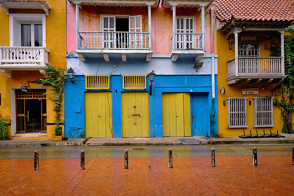 Spanish colonial architecture emphasizes spacious courtyards, stone façades, and shaded balconies.