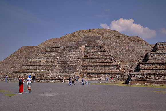 The later Aztecs claimed a common ancestry with the Teotihuacanos,