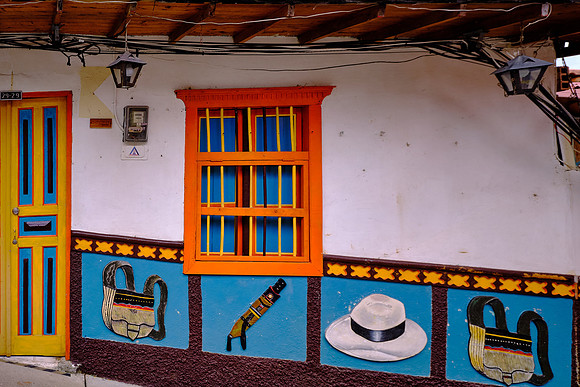 Many of the Zócalos depict products sold by the shops, or reflect the residents.