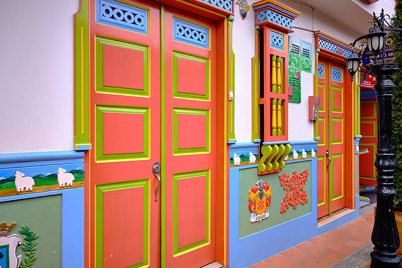 The decorative 3D figures are called Zócalos.