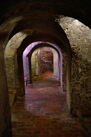 The defensive wall around the city has many internal passageways designed to hide soldiers from the enemy.